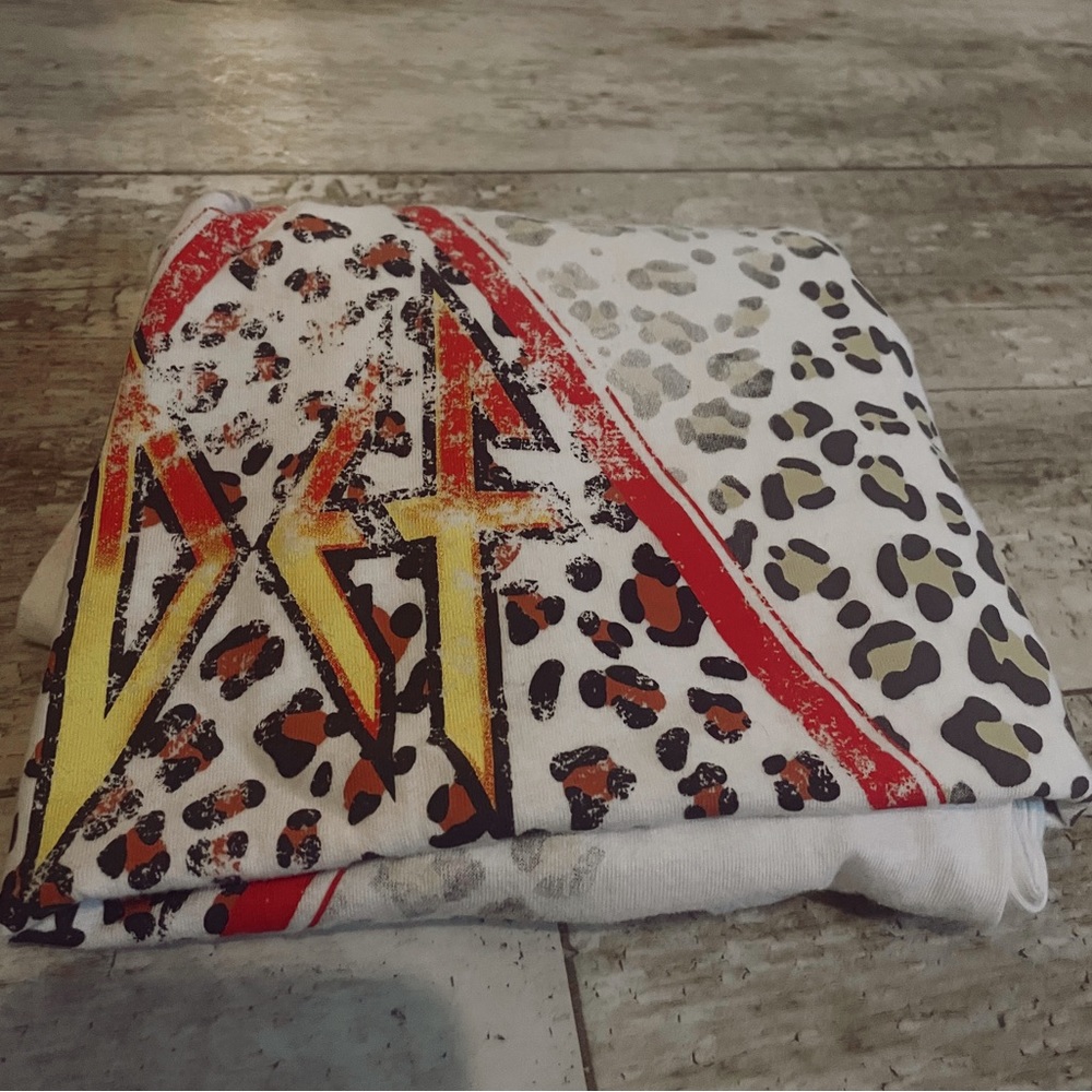 Cheetah Print Def Leppard Graphic Teeshirt - image 4